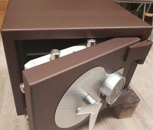 Homologado con la norma UNE EN 1143 1:2012 publicada en BOE n&uacute;m. 237, de 2 de octubre de 2012 de aplicacion en fecha 3 de octubre de 2012 y su correspondiente correccion por AENOR de Fecha 8 de Noviembre de 2017 sobre unidades de almacenamiento de seguridad. Requisitos, clasificaci&oacute;n y m&eacute;todos de ensayo para resistencia al robo. Parte 1: Cajas fuertes, cajeros autom&aacute;ticos, puertas y c&aacute;maras acorazadas.
&nbsp;
&nbsp;