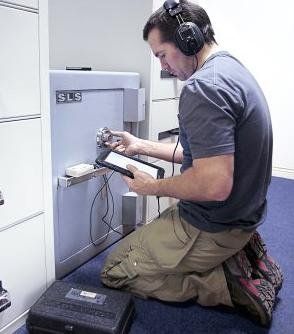 TELEFONO 24h   608 605 111 servicio asistencia tecnica apertura y reparaci&oacute;n sin romper cajas fuertes, todas las marcas en Espa&ntilde;a.&nbsp;
&iexcl;&iexcl;&iexcl; PRESUPUESTO GRATIS !!! .
Abrir y reparar su caja fuerte por WhatsApp &iexcl;&iexcl;&iexcl; Ya es posible !!! conectar telefonicamente 608 605 111 de asistencia tecnica y le pasaremos un presupuesto.
&nbsp;Desconfien de las &uml;visitas gratis&uml; de cerrajeros no autorizados pida un presupuesto antes abrir y reparar su caja fuerte.Para ver nuestro servicio tecnico autorizado&nbsp;haz clic en&nbsp;SERVICIO TECNICO AUTORIZADO
&nbsp;Expertos en apertura y reparaci&oacute;n de las marcas : FICHET FAC ARFE BTV GRUBER, , NORSEFI, ZUBIGARAY, ANLOAR , PHOENIX, ALBASANZ, ZEUS 21, FAC, FICHET, OLLE, CONFORTI, DUARTE, TECNOEXPRESS, TECNOSEFI, DRAGOSANZ, SPS, CETASA, L&Oacute;PEZ, FUTURA, H&Eacute;CTOR, DRACO, GALLEGO, MA&Ntilde;AC , CISA, TOBER, MOSLER, SOLER, PADR&Oacute;S, ARIS&Oacute;, KEILOR, LIPS, ART&Eacute;S, CAMANO, PIBERNAT, RUDYMAYER, ELSAFE, ROSENGREENS, HADAK, CHUBB, TROCCA 2000, TRABA, INFAC, IMPERATOR, SEFER, COBRA, LK, FERRIMAX&hellip;..
Muchos de estos fabricantes de cajas fuertes hace tiempo que cerraron y dejaron de fabricar recambios, si no se puede conseguir el recambio, damos soluciones alternativas en funci&oacute;n del problema existente con el objetibo de restaurar y dejar operativa su caja de seguridad.
Trabajos habituales:

Abrir cajas fuertes
P&eacute;rdida o rotura de llaves
P&eacute;rdida o rotura de combinaci&oacute;n
Instalaci&oacute;n de combinaciones electr&oacute;nicas
Duplicados de llaves
Anclajes de cajas fuertes

Servicio tecnico en: &Aacute;lava ,Albacete, Alicante, Almer&iacute;a, Asturias, &Aacute;vila, Badajoz, Barcelona, Burgos, C&aacute;ceres, C&aacute;diz, Cantabria, Castell&oacute;n, Ciudad Real, C&oacute;rdoba, La Coru&ntilde;a, Cuenca, Gerona, Granada, Guadalajara, Guip&uacute;zcoa, Huelva, Huesca, Islas Baleares, Ja&eacute;n, Le&oacute;n, L&eacute;rida, Lugo, Madrid, M&aacute;laga, Murcia, Navarra, Ourense, Palencia, Las Palmas, Pontevedra, La Rioja, Salamanca, Segovia, Sevilla, Soria, Tarragona, Teruel, Toledo, Valencia, Valladolid, Vizcaya, Zamora y Zaragoza .
M&aacute;s informaci&oacute;n de nuestro servicio tecnico cajas fuertes haz clic aqu&iacute;&nbsp;S.A.T&nbsp;
Servicio Tecnico para reparaci&oacute;n y apertura de Cajas Fuertes | Contacte con nosotros REPARACION Y APERTURA cajas fuertes ARFE FAC BTV y todas las marcas Servicio tecnico oficial DYSS en todas las provincias PRESUPUESTO GRATIS Precio mas barato garantizado COPRUEBELO. Desconfien de las &uml;visitas gratis&uml; de cerrajeros no autorizados pida un presupuesto antes Abrir y reparar su caja fuerte por WhastApp &iexcl;&iexcl;&iexcl; Ya es posible !!! conecte con nuestro telefono 608 605 111 y le pasaremos presupuesto.
Nuestros t&eacute;cnicos est&aacute;n acreditados para abrir cajas fuertes por UCES (Uni&oacute;n de cerrajeros de seguridad Espa&ntilde;a). Podemos abrir cualquier caja fuerte grande o peque&ntilde;a. Ofrecemos la reparaci&oacute;n y el mantenimiento &nbsp;en todas las marcas de cajas fuertes y pueden realizar cambios de combinaci&oacute;n si su seguridad ha sido comprometida.
M&aacute;s informaci&oacute;n de nuestro servicio tecnico cajas fuertes haz clic aqu&iacute;&nbsp;S.A.T&nbsp;
UN TECNICO EXPERTO EN CAJAS FUERTES ES&nbsp;LA MEJOR&nbsp;OPCION
Tras a&ntilde;os de esfuerzo y dedicaci&oacute;n, hemos logrado una alta especializaci&oacute;n en la manipulaci&oacute;n y reparaci&oacute;n de cajas fuertes y otros muchos productos relacionados con la seguridad.  Nuestros avales son una larga lista de clientes satisfechos, entre los que se encuentran: Entidades bancarias Empresas constructoras Aseguradoras Agencias de viaje Grandes constructoras Administraciones de loter&iacute;a Gasolineras Joyer&iacute;as Empresas de seguridad y muchos m&aacute;s
&nbsp;
&nbsp;
&nbsp;
&nbsp;