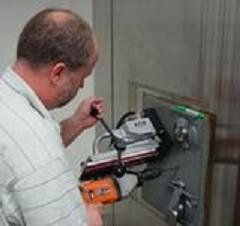 TELEFONO 24h   608 605 111 servicio asistencia tecnica apertura y reparaci&oacute;n sin romper cajas fuertes, todas las marcas en Espa&ntilde;a.&nbsp;
&iexcl;&iexcl;&iexcl; PRESUPUESTO GRATIS !!! .
Abrir y reparar su caja fuerte por WhatsApp &iexcl;&iexcl;&iexcl; Ya es posible !!! conectar telefonicamente 608 605 111 de asistencia tecnica y le pasaremos un presupuesto.
&nbsp;Desconfien de las &uml;visitas gratis&uml; de cerrajeros no autorizados pida un presupuesto antes abrir y reparar su caja fuerte.Para ver nuestro servicio tecnico autorizado&nbsp;haz clic en&nbsp;SERVICIO TECNICO AUTORIZADO
&nbsp;Servicios t&eacute;cnicos DYSS en: Madrid , Sevilla, Barcelona, &Aacute;lava ,Albacete, Alicante, Almer&iacute;a, Asturias, &Aacute;vila, Badajoz, Burgos, C&aacute;ceres, C&aacute;diz, Cantabria, Castell&oacute;n, Ciudad Real, C&oacute;rdoba, La Coru&ntilde;a, Cuenca, Gerona, Granada, Guadalajara, Guip&uacute;zcoa, Huelva, Huesca, Islas Baleares, Ja&eacute;n, Le&oacute;n, L&eacute;rida, Lugo, M&aacute;laga, Murcia, Navarra, Ourense, Palencia, Las Palmas, Pontevedra, La Rioja, Salamanca, Segovia, Soria, Tarragona, Teruel, Toledo, Valencia, Valladolid, Vizcaya, Zamora y Zaragoza
Expertos en apertura y reparaci&oacute;n de las marcas: FICHET, FAC, ARFE, PHOENIX ,BTV GRUBER, , NORSEFI, ZUBIGARAY, ALBASANZ, ZEUS 21, FAC, FICHET, OLLE, CONFORTI, DUARTE, TECNOEXPRESS, ANLOAR ,TECNOSEFI, DRAGOSANZ, SPS, CETASA, L&Oacute;PEZ, FUTURA, H&Eacute;CTOR, DRACO, GALLEGO, MA&Ntilde;AC , CISA, TOBER, MOSLER, SOLER, PADR&Oacute;S, ARIS&Oacute;, KEILOR, LIPS, ART&Eacute;S, CAMANO, PIBERNAT, RUDYMAYER, ELSAFE, ROSENGREENS, HADAK, CHUBB, TROCCA 2000, TRABA, INFAC, IMPERATOR, SEFER, COBRA, LK, FERRIMAX&hellip;..
Servicio tecnico oficial DYSS en todas las provincias PRESUPUESTO GRATIS Precio mas barato garantizado COPRUEBELO. Desconfien de las &uml;visitas gratis&uml; de cerrajeros no autorizados pida un presupuesto antes Abrir y reparar su caja fuerte
Nuestros t&eacute;cnicos est&aacute;n acreditados para abrir cajas fuertes por UCES (Uni&oacute;n de cerrajeros de seguridad Espa&ntilde;a). Podemos abrir cualquier caja fuerte grande o peque&ntilde;a. Ofrecemos la reparaci&oacute;n y el mantenimiento &nbsp;en todas las marcas de cajas fuertes y pueden realizar cambios de combinaci&oacute;n si su seguridad ha sido comprometida.
M&aacute;s informaci&oacute;n de nuestro servicio tecnico cajas fuertes haz clic aqu&iacute;&nbsp;S.A.T&nbsp;&nbsp;
UN TECNICO EXPERTO EN CAJAS FUERTES ES&nbsp;LA MEJOR&nbsp;OPCION
Tras a&ntilde;os de esfuerzo y dedicaci&oacute;n, hemos logrado una alta especializaci&oacute;n en la manipulaci&oacute;n y reparaci&oacute;n de cajas fuertes y otros muchos productos relacionados con la seguridad.  Nuestros avales son una larga lista de clientes satisfechos, entre los que se encuentran: Entidades bancarias Empresas constructoras Aseguradoras Agencias de viaje Grandes constructoras Administraciones de loter&iacute;a Gasolineras Joyer&iacute;as Empresas de seguridad y muchos m&aacute;s