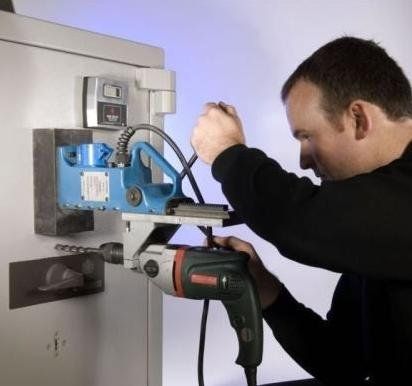 TELEFONO 24h   608 605 111 servicio asistencia tecnica apertura y reparaci&oacute;n sin romper cajas fuertes, todas las marcas en Espa&ntilde;a.&nbsp;
&iexcl;&iexcl;&iexcl; PRESUPUESTO GRATIS !!! .
Abrir y reparar su caja fuerte por WhatsApp &iexcl;&iexcl;&iexcl; Ya es posible !!! conectar telefonicamente 608 605 111 de asistencia tecnica y le pasaremos un presupuesto. 
&nbsp;Desconfien de las &uml;visitas gratis&uml; de cerrajeros no autorizados pida un presupuesto antes abrir y reparar su caja fuerte.Para ver nuestro servicio tecnico autorizado&nbsp;haz clic en&nbsp;SERVICIO TECNICO AUTORIZADO&nbsp;
Servicios t&eacute;cnicos DYSS en: Madrid&nbsp;, Sevilla, Barcelona, &Aacute;lava ,Albacete, Alicante, Almer&iacute;a, Asturias, &Aacute;vila, Badajoz, Burgos, C&aacute;ceres, C&aacute;diz, Cantabria, Castell&oacute;n, Ciudad Real, C&oacute;rdoba, La Coru&ntilde;a, Cuenca, Gerona, Granada, Guadalajara, Guip&uacute;zcoa, Huelva, Huesca, Islas Baleares, Ja&eacute;n, Le&oacute;n, L&eacute;rida, Lugo, M&aacute;laga, Murcia, Navarra, Ourense, Palencia, Las Palmas, Pontevedra, La Rioja, Salamanca, Segovia, Soria, Tarragona, Teruel, Toledo, Valencia, Valladolid, Vizcaya, Zamora y Zaragoza
Servicio tecnico oficial DYSS en todas las provincias PRESUPUESTO GRATIS Precio mas barato garantizado COPRUEBELO. Desconfien de las &uml;visitas gratis&uml; de cerrajeros no autorizados pida un presupuesto antes Abrir y reparar su caja fuerte
Nuestros t&eacute;cnicos est&aacute;n acreditados para abrir cajas fuertes por UCES (Uni&oacute;n de cerrajeros de seguridad Espa&ntilde;a). Podemos abrir cualquier caja fuerte grande o peque&ntilde;a. Ofrecemos la reparaci&oacute;n y el mantenimiento &nbsp;en todas las marcas de cajas fuertes y pueden realizar cambios de combinaci&oacute;n si su seguridad ha sido comprometida.
M&aacute;s informaci&oacute;n de nuestro servicio tecnico cajas fuertes haz clic aqu&iacute;&nbsp;S.A.T&nbsp;&nbsp;
UN TECNICO EXPERTO EN CAJAS FUERTES ES&nbsp;LA MEJOR&nbsp;OPCION
Tras a&ntilde;os de esfuerzo y dedicaci&oacute;n, hemos logrado una alta especializaci&oacute;n en la manipulaci&oacute;n y reparaci&oacute;n de cajas fuertes y otros muchos productos relacionados con la seguridad.  Nuestros avales son una larga lista de clientes satisfechos, entre los que se encuentran: Entidades bancarias Empresas constructoras Aseguradoras Agencias de viaje Grandes constructoras Administraciones de loter&iacute;a Gasolineras Joyer&iacute;as Empresas de seguridad y muchos m&aacute;s
&nbsp;
&nbsp;
&nbsp;
&nbsp;